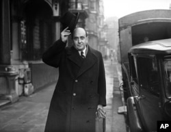 Jan Masaryk în timp ce părăsea legația cehă din Londra pe 30 decembrie 1938, după ce a demisionat din funcția de ministru al Afacerilor Externe al Cehoslovaciei.