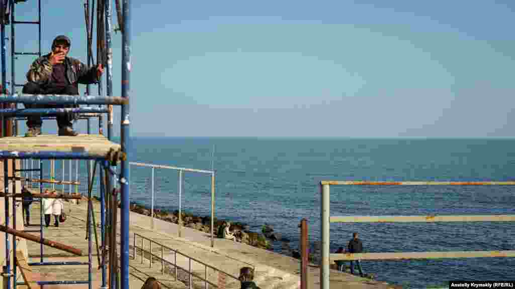 Üçünci misalde ise - yalınıñ yap-yançığında tek tış tamir işleri yapıla