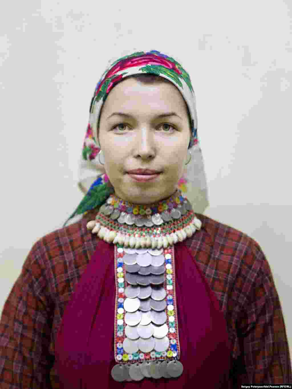 Соловьева Наташа, 24 года, бухгалтер.&nbsp;"Мой марийский из семьи, дома говорили только на нем. Разговорный я знаю, а вот пишу иногда с ошибками. Семья была православная, но бабушки и дедушки ходили и в рощу. Особенно ощущаю себя мари во время праздников, особенно домашних. Когда начинаются песни и танцы, не сценические, а настоящие, это и есть мари".