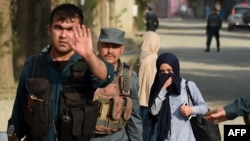 دختران و زنان در افغانستان نه تنها در کوچه و بازار بلکه در محل کار و تحصیل نیز به گونه فزاینده مورد آزار و اذیت قرار می‎گیرند.