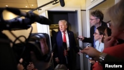 Presidenti i SHBA-së, Donald Trump, duke folur në bordin e avionit Air Force One, 30 mars 2025.