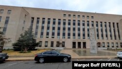 A kerületi bíróság épülete Washingtonban az RFE/RL és a USAGM ügyében tartott meghallgatás napján, 2025. március 24-én