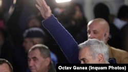 Politicianul de extremă dreaptă și nostalgic comunist, Călin Georgescu, la ieșirea din sediul Parchetului General, unde a fost audiat vreme peste patru ore. 