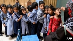 په لاهور کې ماشومانو ته د پولیو څاڅکي ورکول کېږي - د ارشیف انځور 