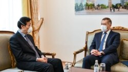 Казакстандын тышкы иштер министринин орун басары Шахрат Нурышев менен Кытайдын Казакстандагы элчиси Чжан Сяо.