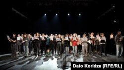 სამეფო უბნის თეატრის მსახიობები კითხულობენ ნაწყვეტს ნინო ხარატიშვილის პიესიდან