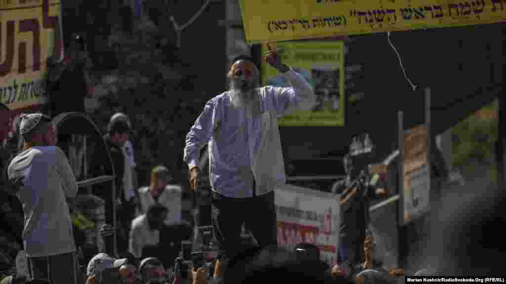 Вблизи могилы цадика Нахмана собираются паломники-хасиды