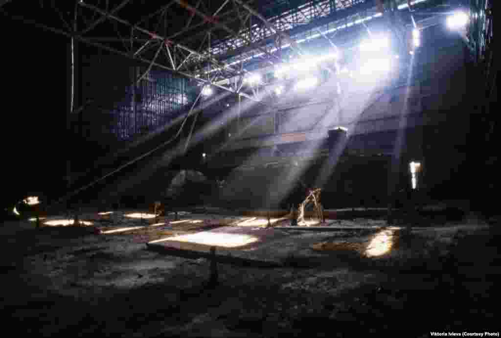 Разрушенный машинный зал четвертого энергоблока. "Я была одета в специальную одежду, в которой было очень трудно двигаться. Резиновые сапоги, специальные перчатки, пластиковый костюм. Это не было легкой прогулкой".