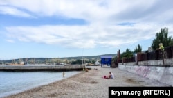 Феодосійський пляж під час курортного сезону, червень 2016 року