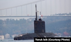 რუსული დიზელ-ელექტრო წყალქვეშა ნავი „როსტოვი“ ბოსფორის სრუტეში. 2015 წ