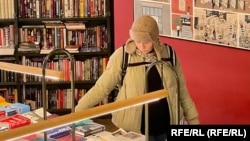 В книжном магазине "Подписные издания"