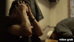 Лаҳзае аз филми "Кори бегона"