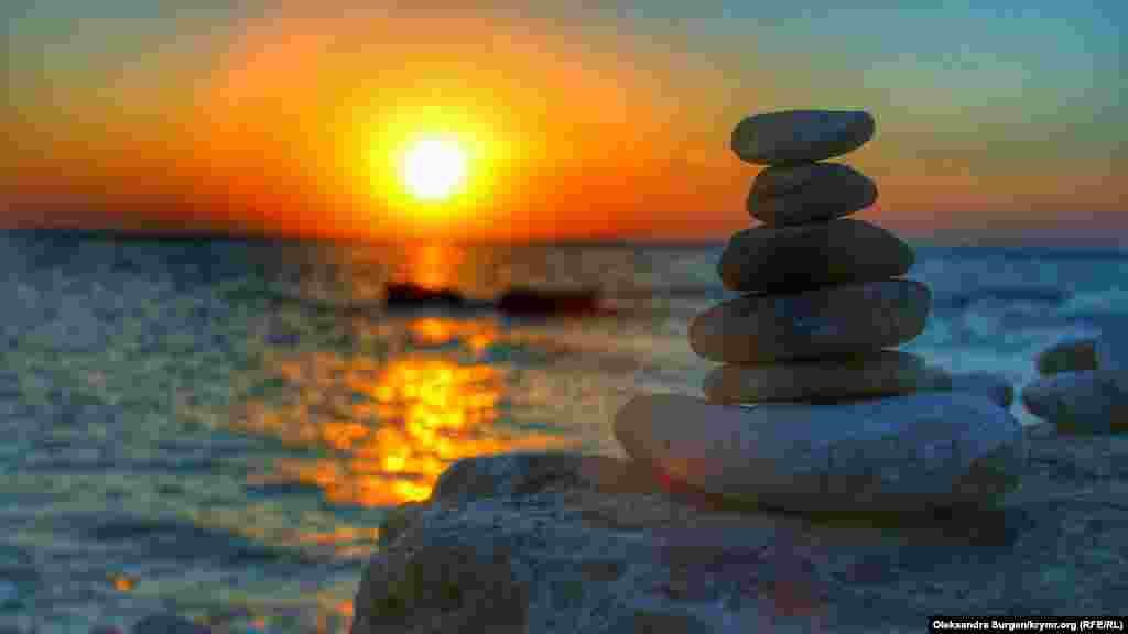 Qara deñiz manzarasında kün batışı