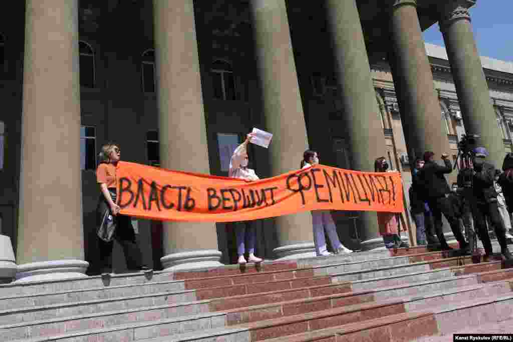 Митинг продолжился у Дома правительства.