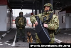 یک سرباز بلاروسی با دستگاه ضد پهپاد در یک پست مرزی در مرز با اوکراین.