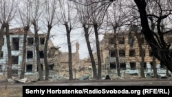 «Ти розумієш, що зруйновані долі людей, купа принесеного горя, купа вбитих цивільних. Це гнітить всередині. З іншого боку – ти звикаєш до того міста, воно стає тобі як рідне». На фото: Покровськ, лютий 2025 року