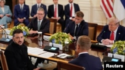 Украина президенти Владимир Зеленский, АКШ президенти Дональд Трамп, Франция президенти Эммануэл Макрон, Британия премьер-министри Кир Стармер жана Финляндия президенти Александр Стубб Ак үйдөгү сүйлөшүүдө. 18-август, 2025-жыл. Вашингтон.