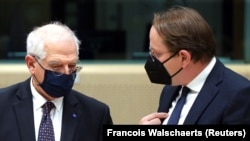 Šef evropske diplomatije Žozep Borelj i evropski komesar za proširenje Oliver Varhelji u Briselu, februar 2021.