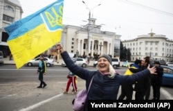 Hersonnıñ merkezinde insanlar şeerniñ Rusiye işğalinden azat etilgenine ve Rusiye ordusınıñ qaçqanına quvana. 2022 senesi noyabrniñ 12-si