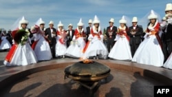 Үйлөнүп жаткан жаштар. Кыргызстан.