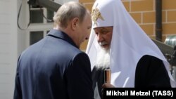 Președintele Vladimir Putin ( S) și Patriarhul Kirill (D) la Moscova, mai 2017