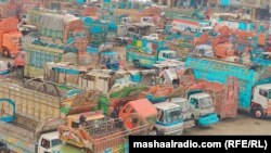 په پاکستان کې د ټرانسپورټرانو د کاربندیز پر مهال په اډه کې ګڼې لارۍ ولاړې دي - انځور له ارشیفه.