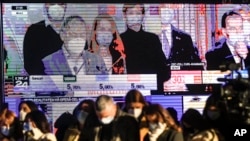  Romania, alegeri parlamentare: jurnaliștii urmăresc primul exit-poll, București, 6 decembrie 2020