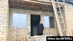 Меруерт Максутова у строящегося дома на территории кооператива «Жер-Ана 1».