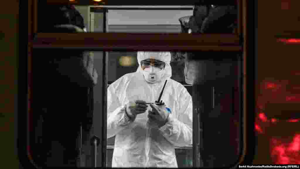 Тим часом на Київському залізничному вокзалі зустрічали українців, які повернулися з-за кордону. Так потяг &laquo;4 столиці&raquo; доправив українців у Київ, їх протягом кількох годин перевіряли на наявність коронавірусу