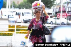 Мекен жүгүн көтөргөн энелер.