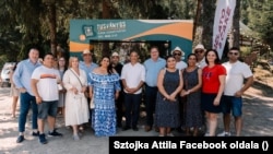 Tusványos 2025. Középen Sztojka Attila roma kapcsolatokért felelős államtitkár, aki nem várt helyről kapott súlyos kritikát