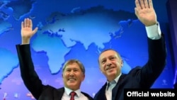 Президент Алмазбек Атамбаев менен Түркиянын мамлекет башчысы Режеп Тайып Эрдоган. 1-октябрь, 2012-жыл