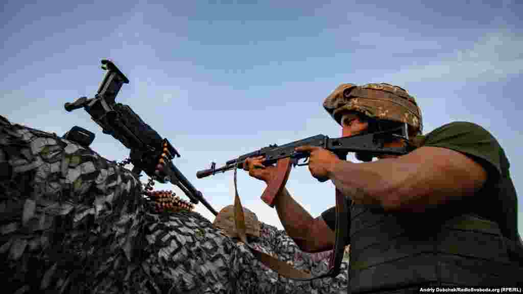 Сонце йде до обрію. Ворог активізується. Спочатку зі стрілецької зброї б'ють по сусідній позиції, потім дзижчання куль роздається і над нашою. Морпіхи відповідають&nbsp;&laquo;різко&raquo;&nbsp;&ndash;&nbsp; працюють зі стрілецької зброї та кулеметів, намагаючись загасити вогонь противника у зародку