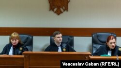 Judecătorii Ana Cucerescu, Sergiu Stratan și Olga Bejenari audiază martorii acuzării.