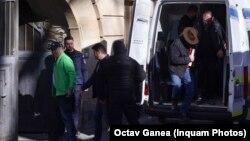 Adrian Robertin Dinu (cu bluză verde) este condus la audieri la Curtea de Apel București.