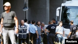 Аскерий төңкөрүш аракетине катышы бар деп айыпталгандар сотко жеткирилген учур. Анкара, 18-июль, 2016-жыл.