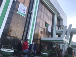 Жители Денауского района Сурхандарьинской области, пытающиеся получить наличные деньги в филиале «Хамкорбанка», 7 апреля 2020 года.