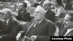 Садри Максуди уртада (1878-1957)