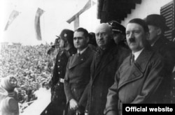 Adolf Hitler la ceremonia de deschidere a Jocurilor Olimpice de la Garmisch-Partenkirchen din 1936.