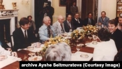 Ayşe Seitmuratova AQŞ prezidenti Ronald Reagan ile körüşkende. 1980 yılları. Ayşe Seitmuratovanıñ arhivi