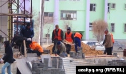Трудовые мигранты на стройке в Жанаозене. Иллюстративное фото.