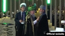 Тәлгат Таҗетдин Әмирали Аблаевны бүләкли