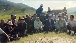 Азамат Алтай Тоңдогу Бөкөнбаев айылында жердештери менен. 1995-жылдын августу.