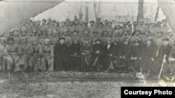 Дүйшөналы Бабаханов (ортодо) кызыл аскерлердин биринчи парадын кабыл алууда. 1925-жылдын ноябры.