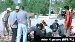 Бастующие нефтяники на площади Жанаозена. 1 сентября 2011 года