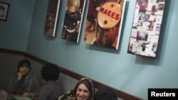 Иранда улуттук же диний айрым азчылыктар гана алкоголдук ичимдик иче алышат, бирок кафелерде ичимдик сатылбайт.