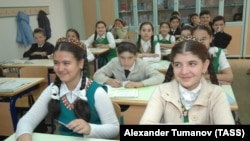 Школьники во время занятий. Ашхабат, 16 июня 2008 года.