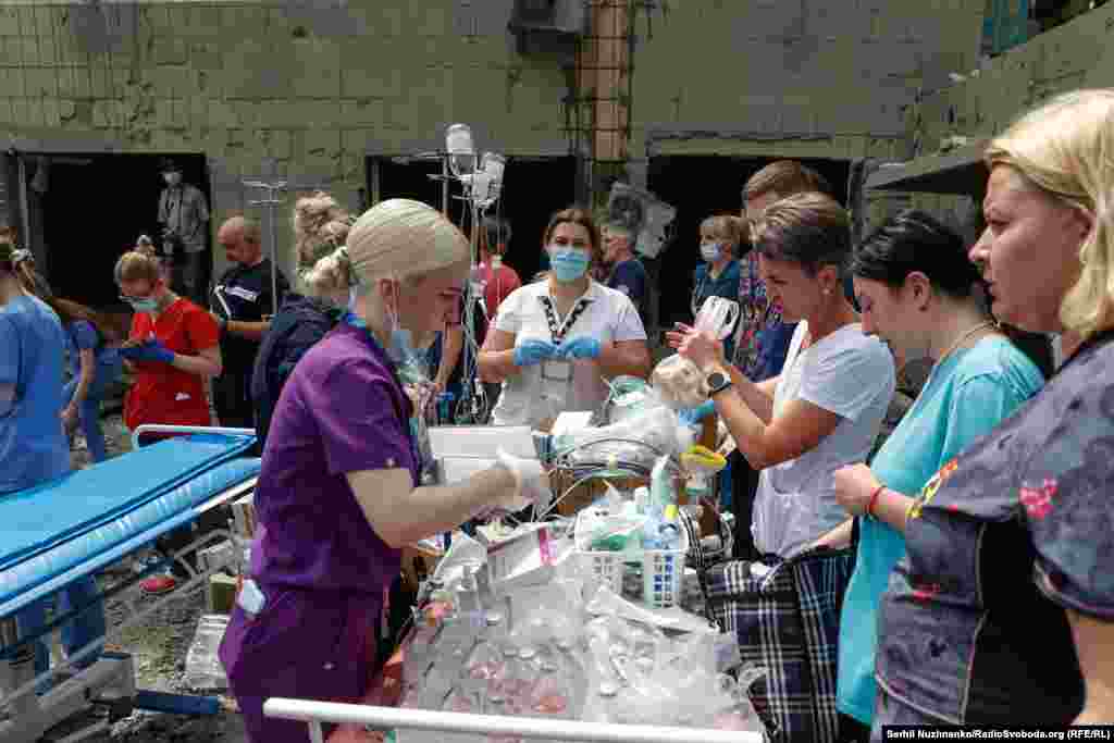 Dio bolničkog kompleksa gdje su osoblje i volonteri postavili stanice za pomoć nakon napada.