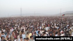 د عثمان خان کاکړ په جنازه کې ولس په دومره پراخ شمېر ګډون وکړ چې د سیاسي مشرانو په وینا د صوبې په تاریخ کې یې ساری نه وو - انځور له ارشیفه