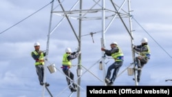 Илустрација: Работници на електричен столб